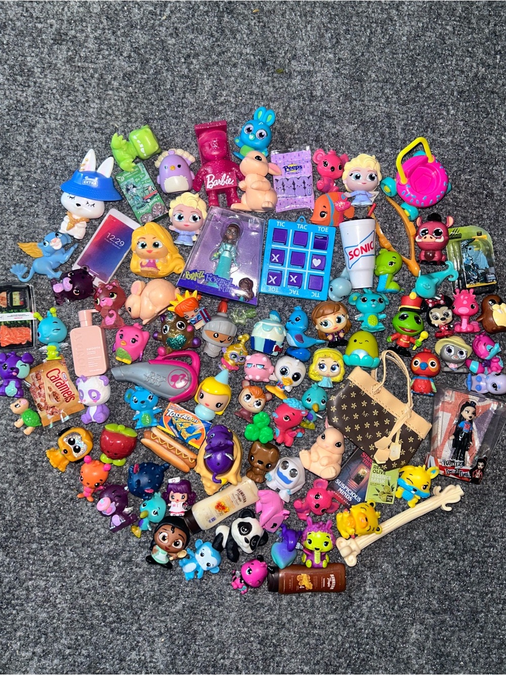 Mixed toys (Mini Brands, Hatchimals, Bratz, Doorables)